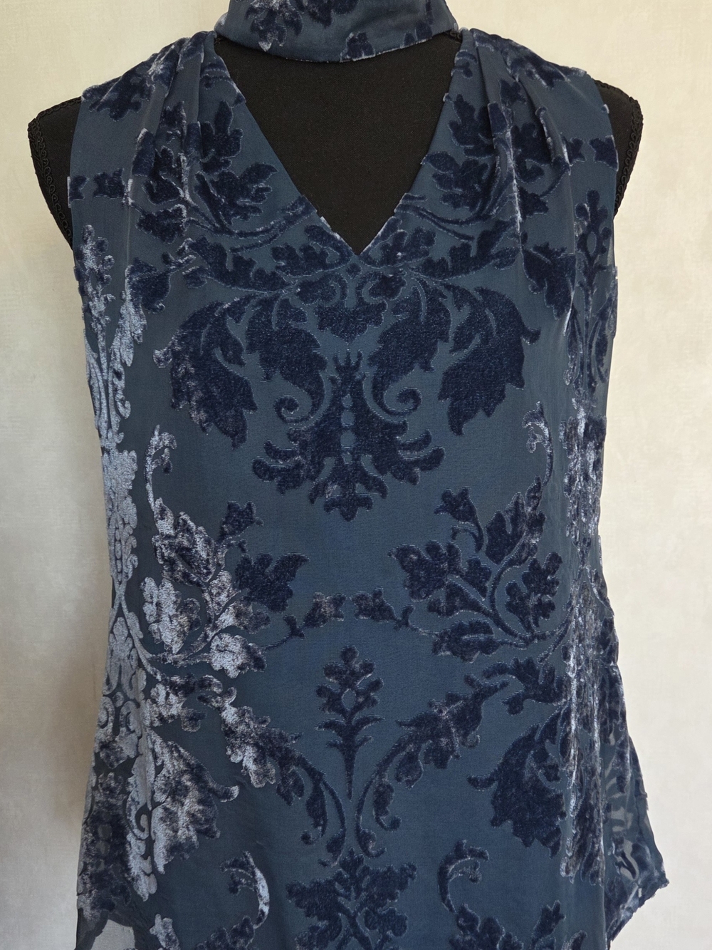 White House Black Market Sz 0 Teal Blue Velvet Burnout V-Neck Sleeveless Top